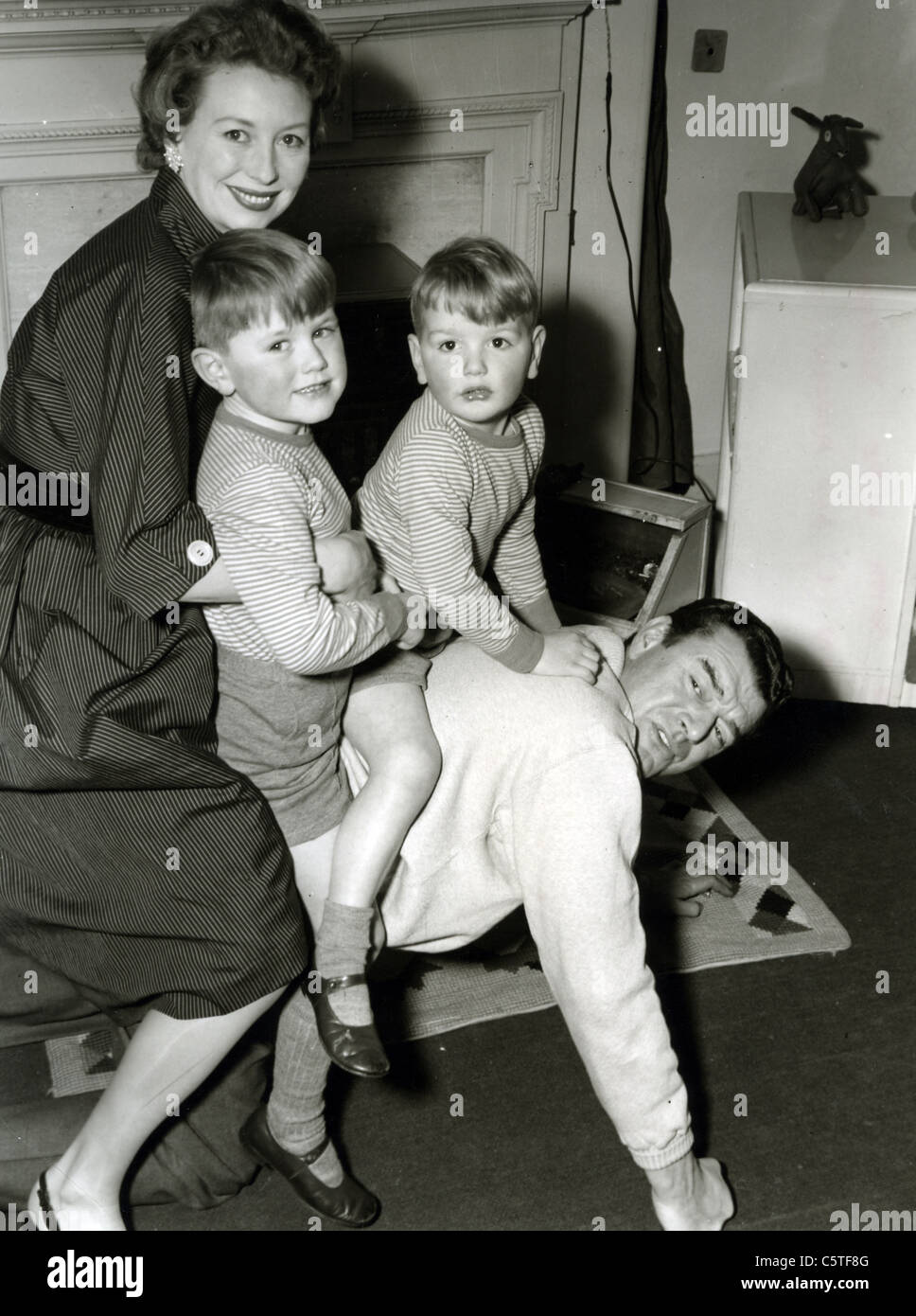 JACK HAWKINS englischer Film und Theaterschauspieler mit Frau Doreen und Söhne Nikolaus auf der linken Seite und Andrew 1954 Stockfoto