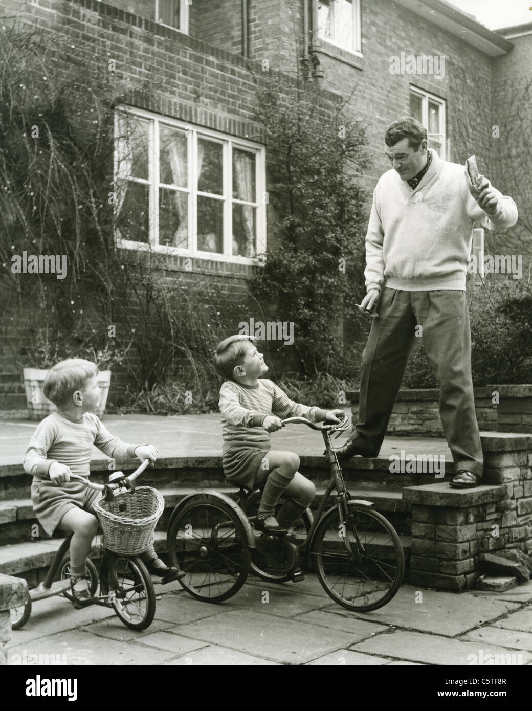 JACK HAWKINS englischer Film und Theaterschauspieler mit Söhnen Nikolaus (rechts) und Andrew 1954 Stockfoto