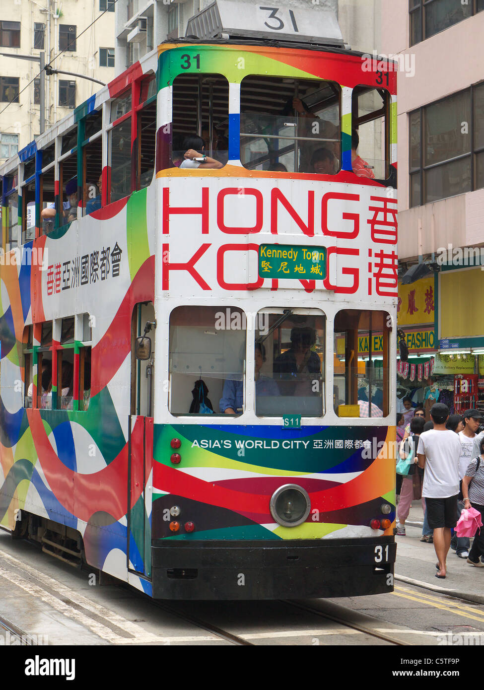 Vorderansicht einer Straßenbahn mit voller Passagiere durch Hong Kong Island Stockfoto