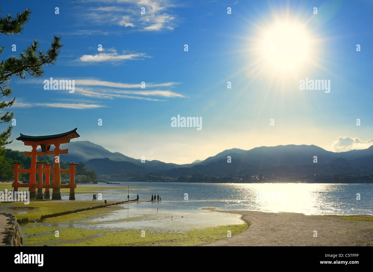 Das große Otori-Tor auf der Insel Miyajima, Japan begrüßt die Besucher aus dem Meer. Stockfoto
