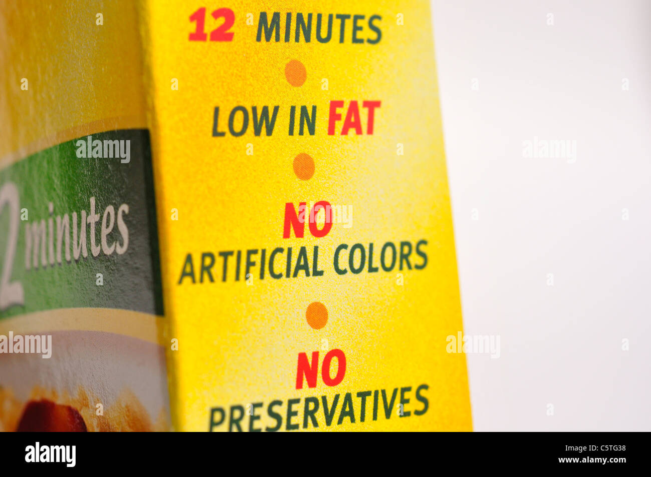 Keine künstlichen Farbstoffe, keine Konservierungsstoffe, Arm an Fetten - auf Lebensmittel-Paket Stockfoto