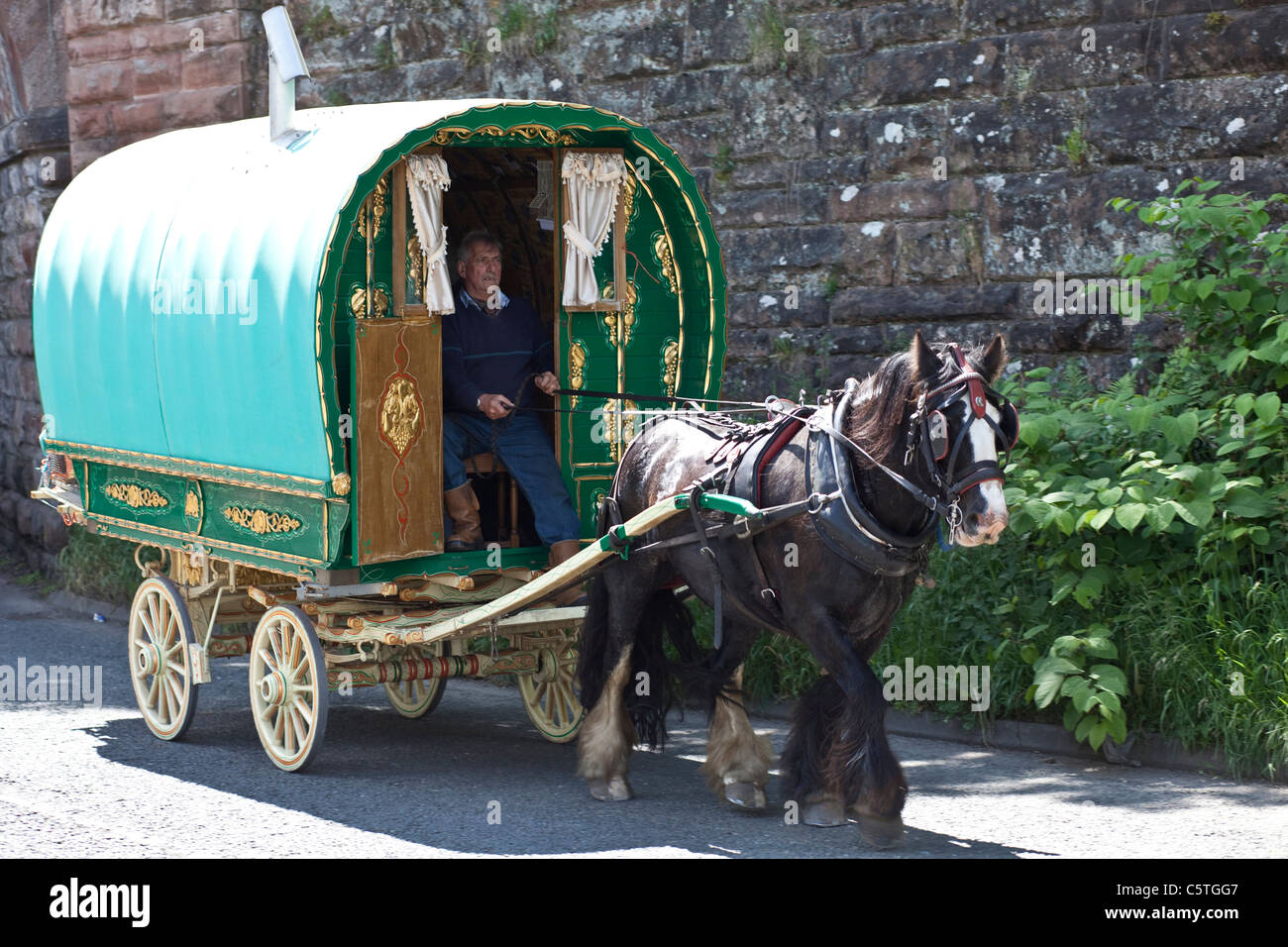 Pferdekutsche Zigeunerwagen bei der jährlichen Pferdemesse in Appleby in Westmoreland. Stockfoto