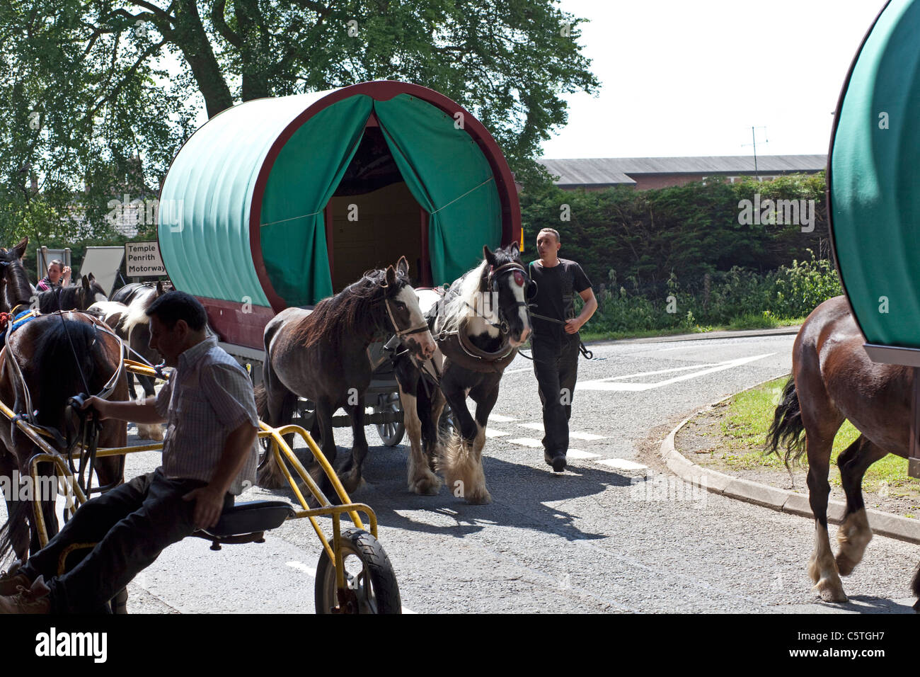 Pferdekutsche Zigeunerwagen bei der jährlichen Pferdemesse in Appleby in Westmoreland. Stockfoto