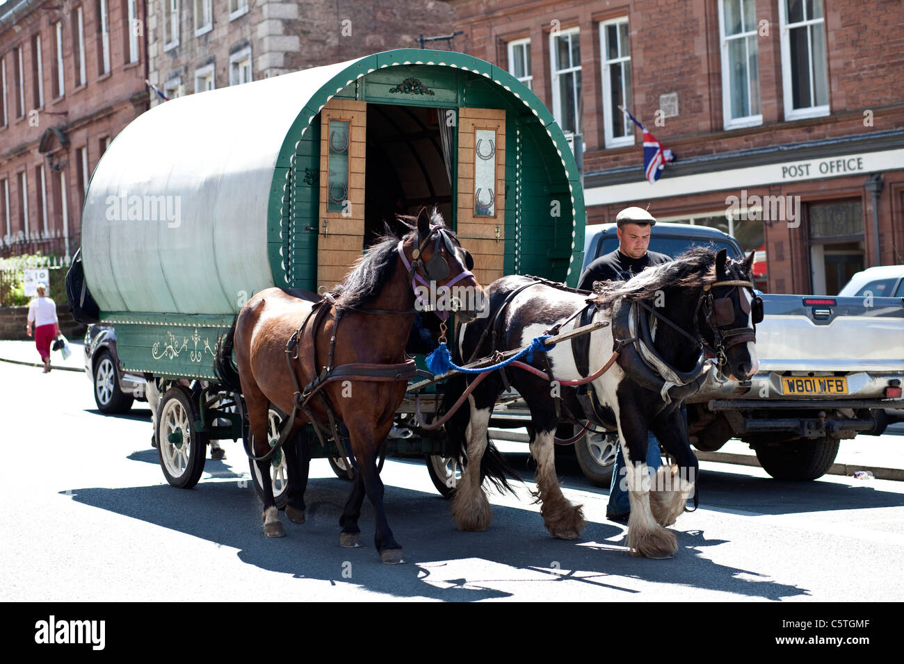 Pferdekutsche Zigeunerwagen in Boroughgate auf die jährliche Pferdemesse in Appleby in Westmoreland. Stockfoto