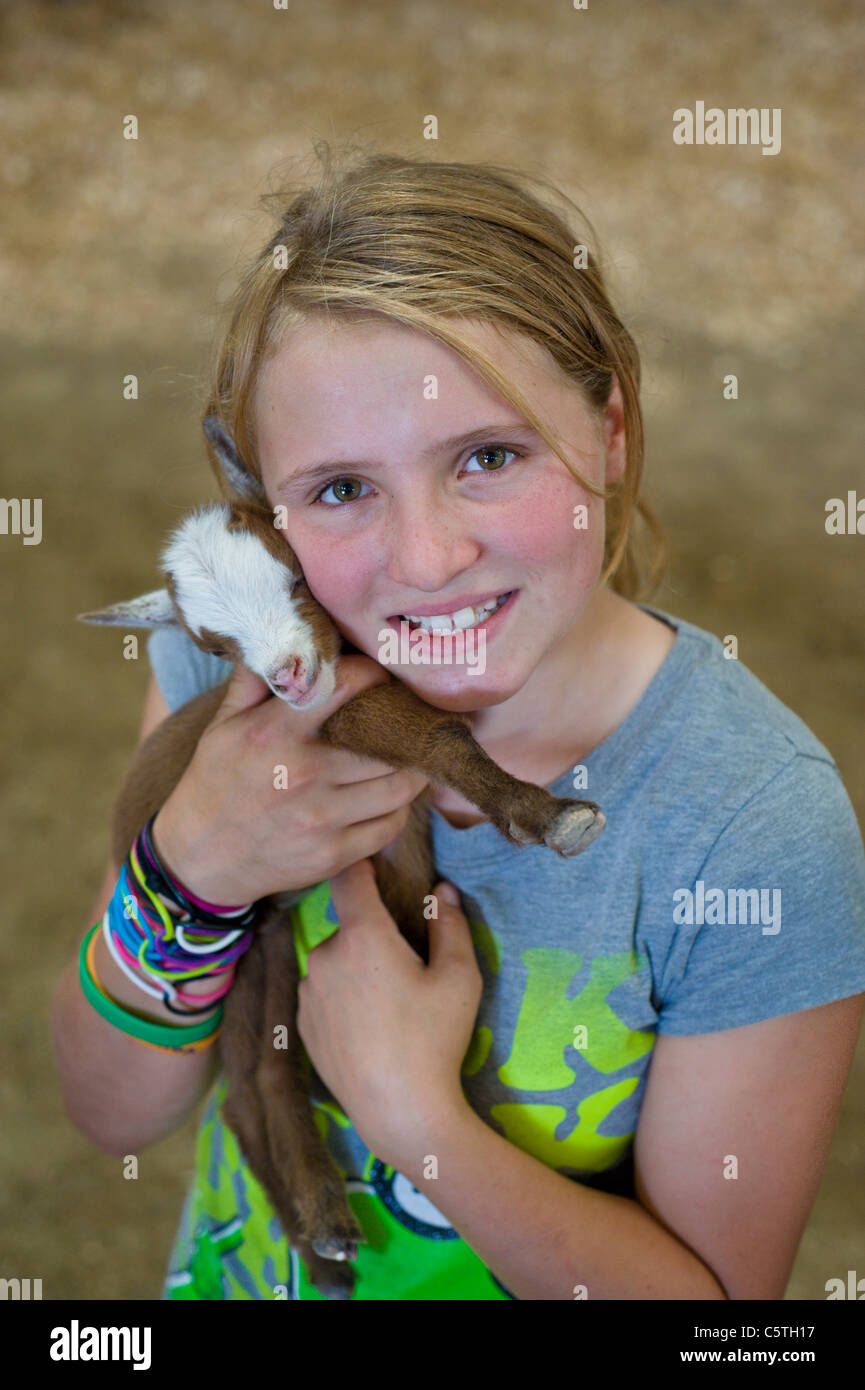 Ein junges Mädchen von 4-H kümmert sich um ihre Zicklein an der Lincoln Grafschaft County Fair, statt in Capitan, New Mexico. Stockfoto