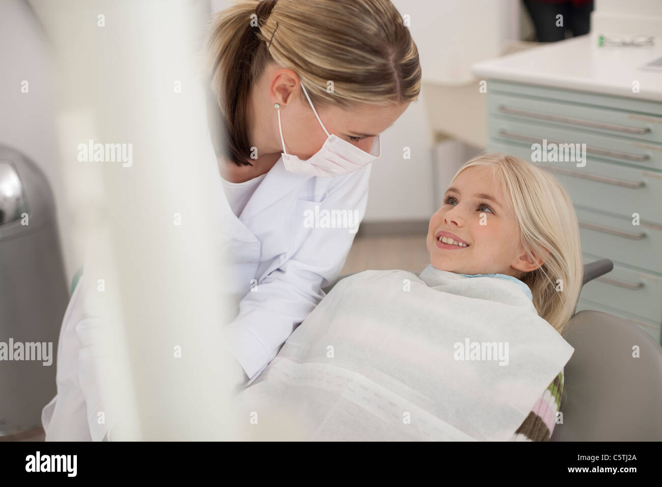 Deutschland, Bayern, weibliche Zahnarzt-Assistenten und Kind (8-9) Stockfoto