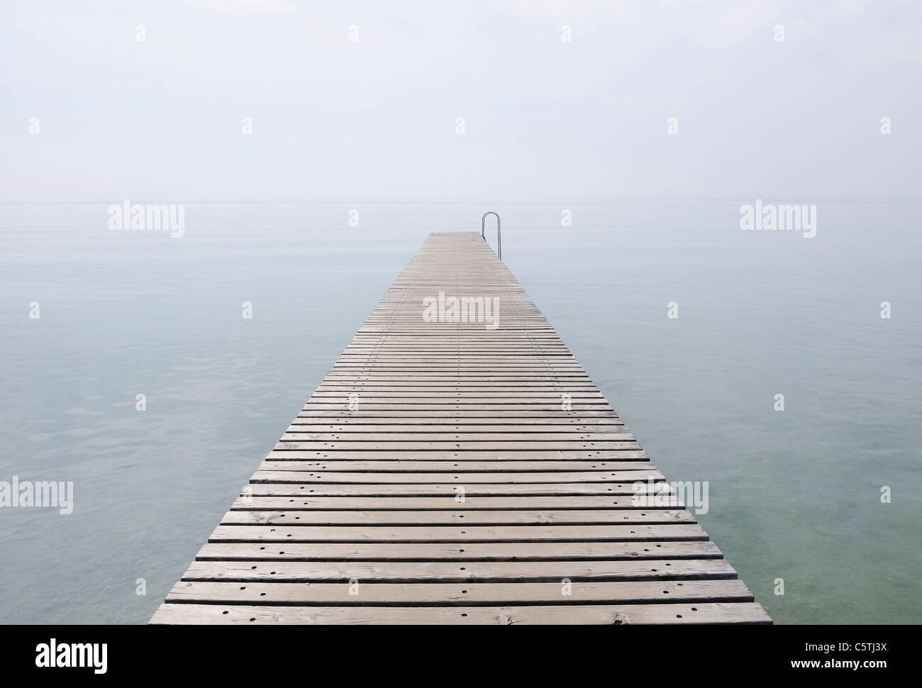 Italien, Steg am Gardasee im Nebel Stockfoto