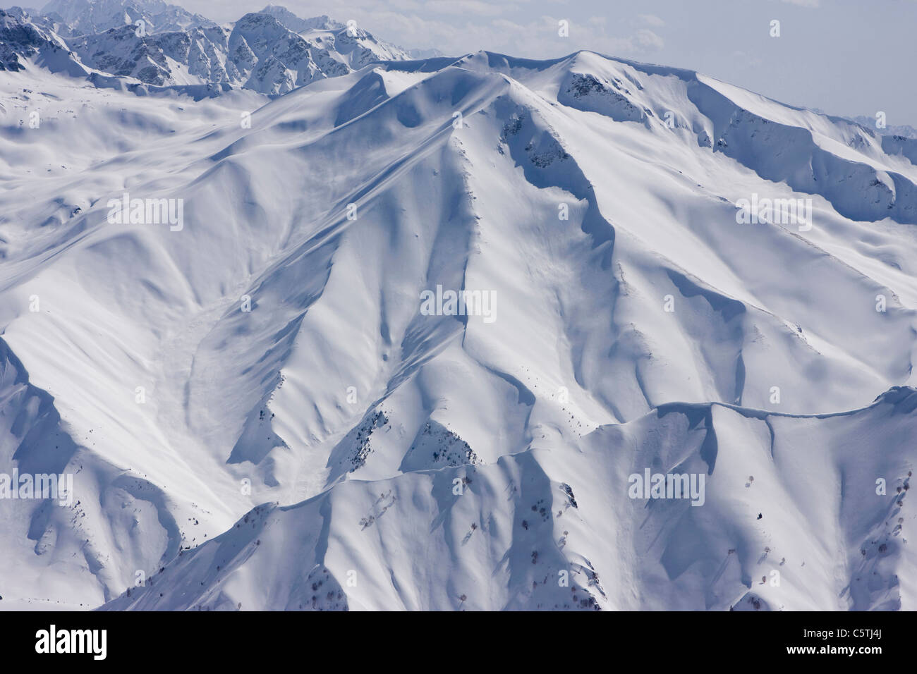 Indien, Kaschmir, Gulmarg, Schnee bedeckt Bergkulisse Stockfoto