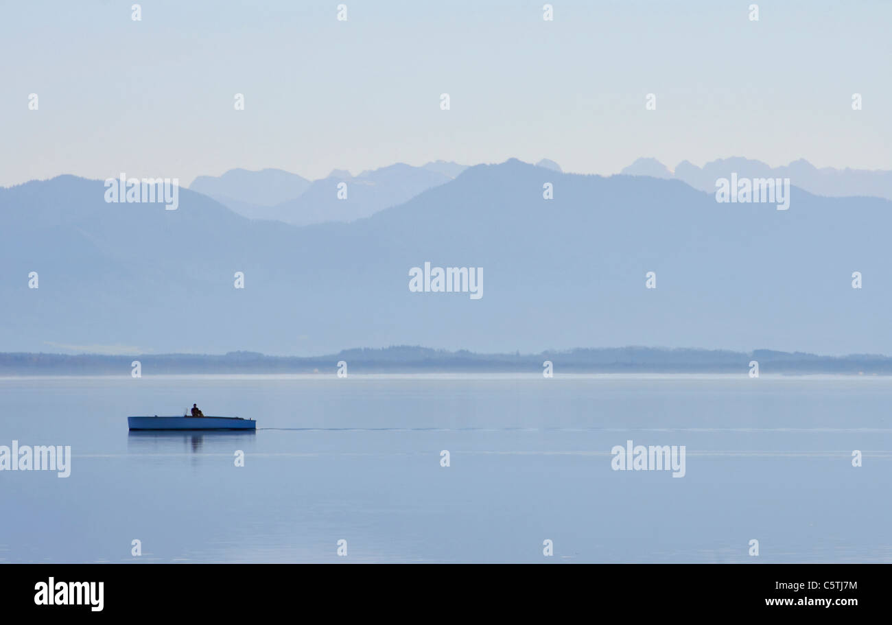 Deutschland, Bayern, Starnberger See, Ruderboot am See, die Berge im Hintergrund Stockfoto