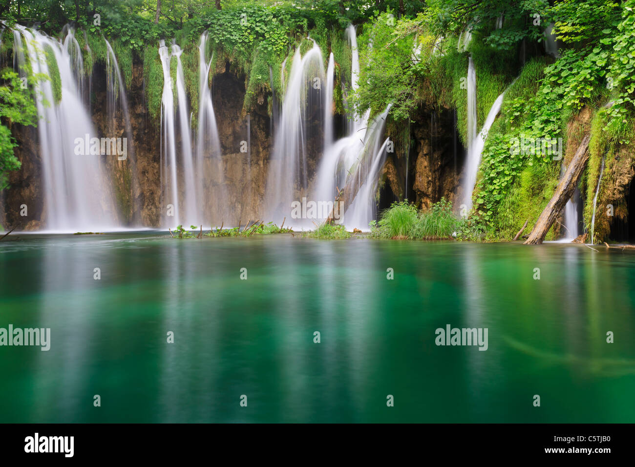 Europa, Kroatien, Jezera, Blick auf den Wasserfall im Nationalpark Plitvicer Seen Stockfoto