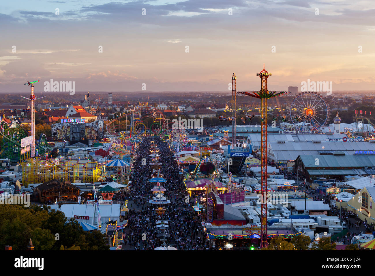 Deutschland, Bayern, München, Ansicht von Oktoberfest-Messe in der Abenddämmerung Stockfoto