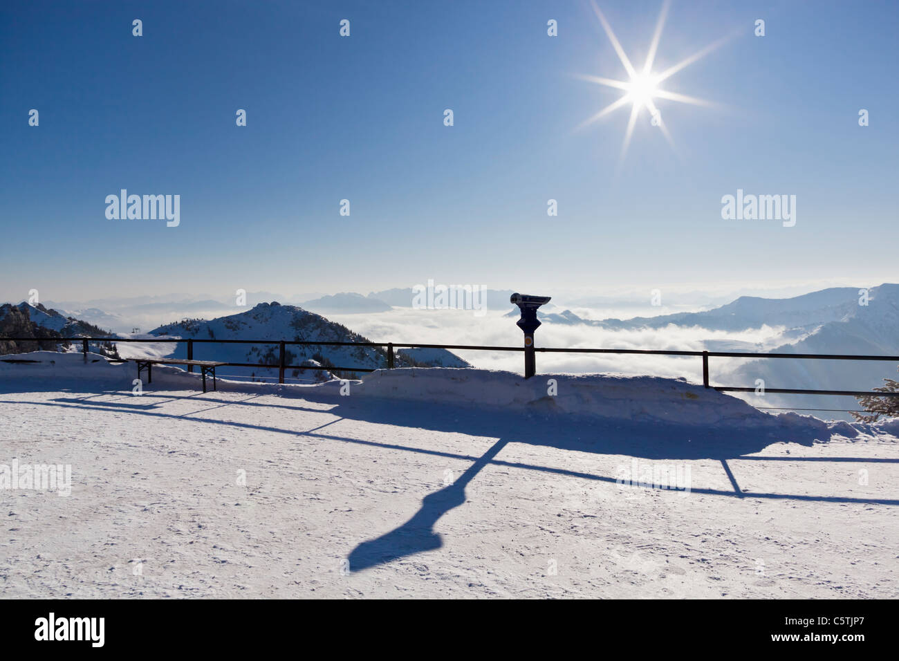 Süddeutschland, Oberbayern, Blick auf Beobachtung Punkt mit Fernglas aus Wendelstein Berg Stockfoto