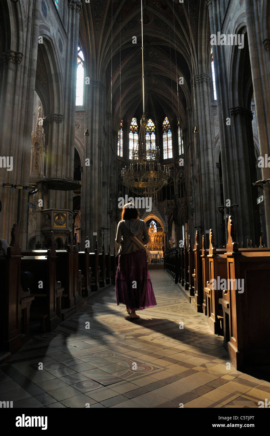 Junge Frau in der Kirche, hintere Ansicht, Votivkirche, Wien, Austria, Europe Stockfoto