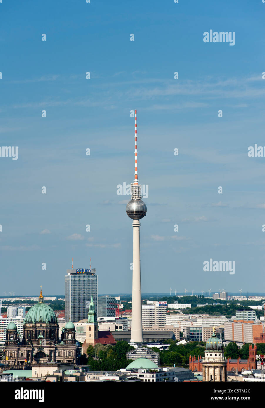 Blick auf den Fernsehturm oder Fernsehturm in Mitte und Skyline von Berlin Deutschland Stockfoto