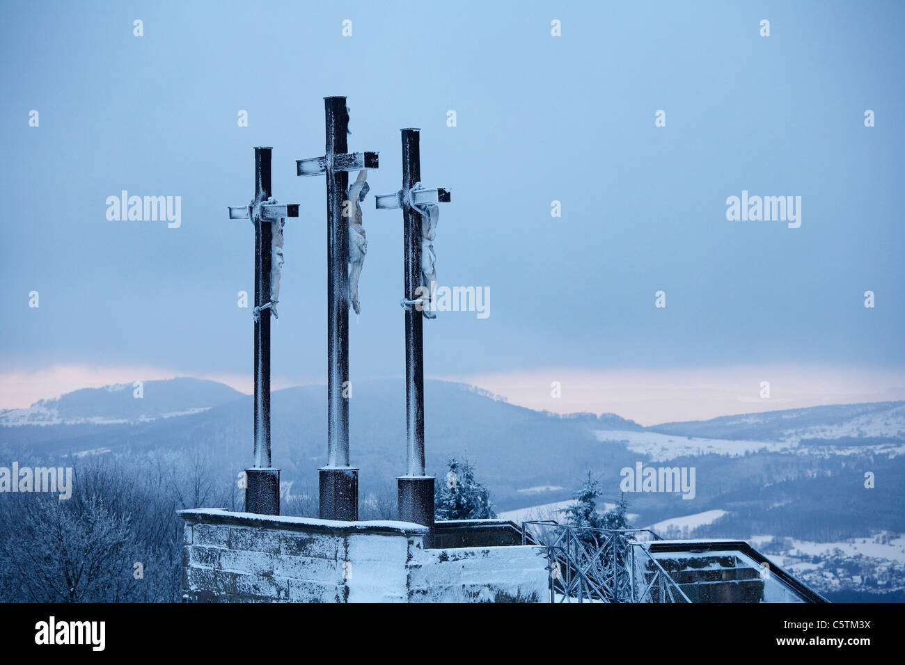 Deutschland, Bayern, Unterfranken, Rhön, Ansicht von kreuzen auf Kreuzberg Berg Stockfoto