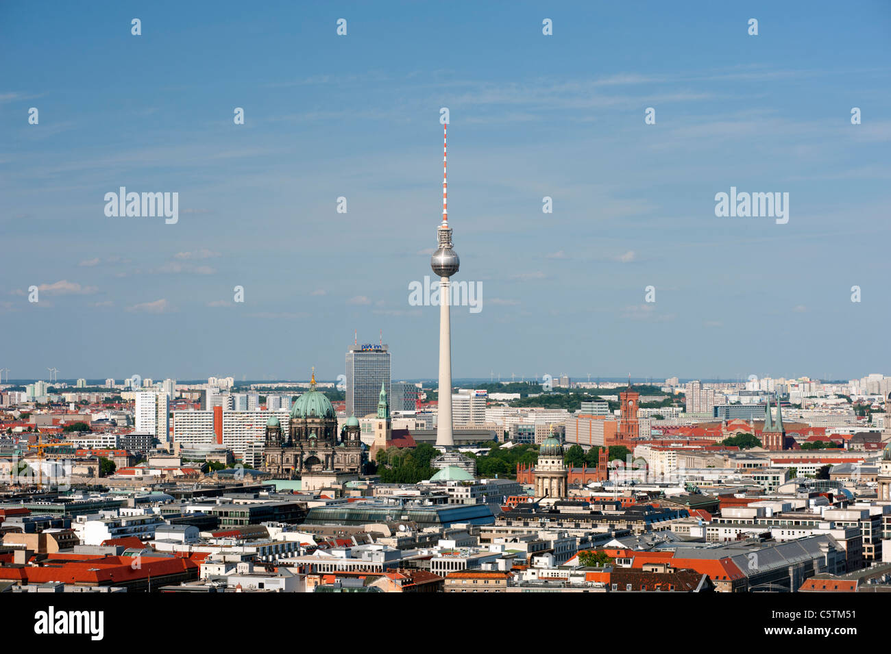 Blick auf den Fernsehturm oder Fernsehturm in Mitte und Skyline von Berlin Deutschland Stockfoto