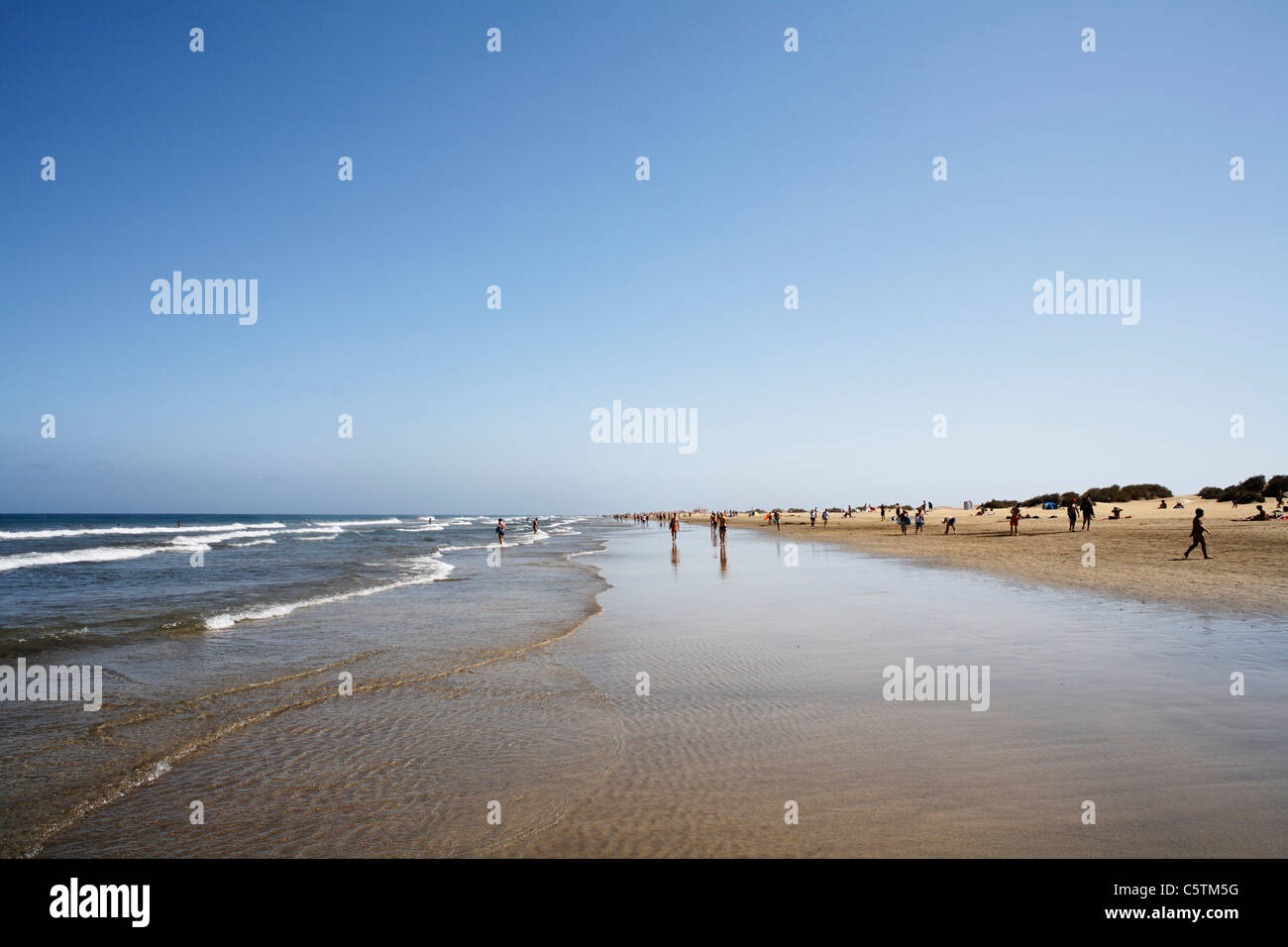 Spanien, Gran Canaria, Costa Canaria, Playa del Ingles, Touristen am Strand Stockfoto