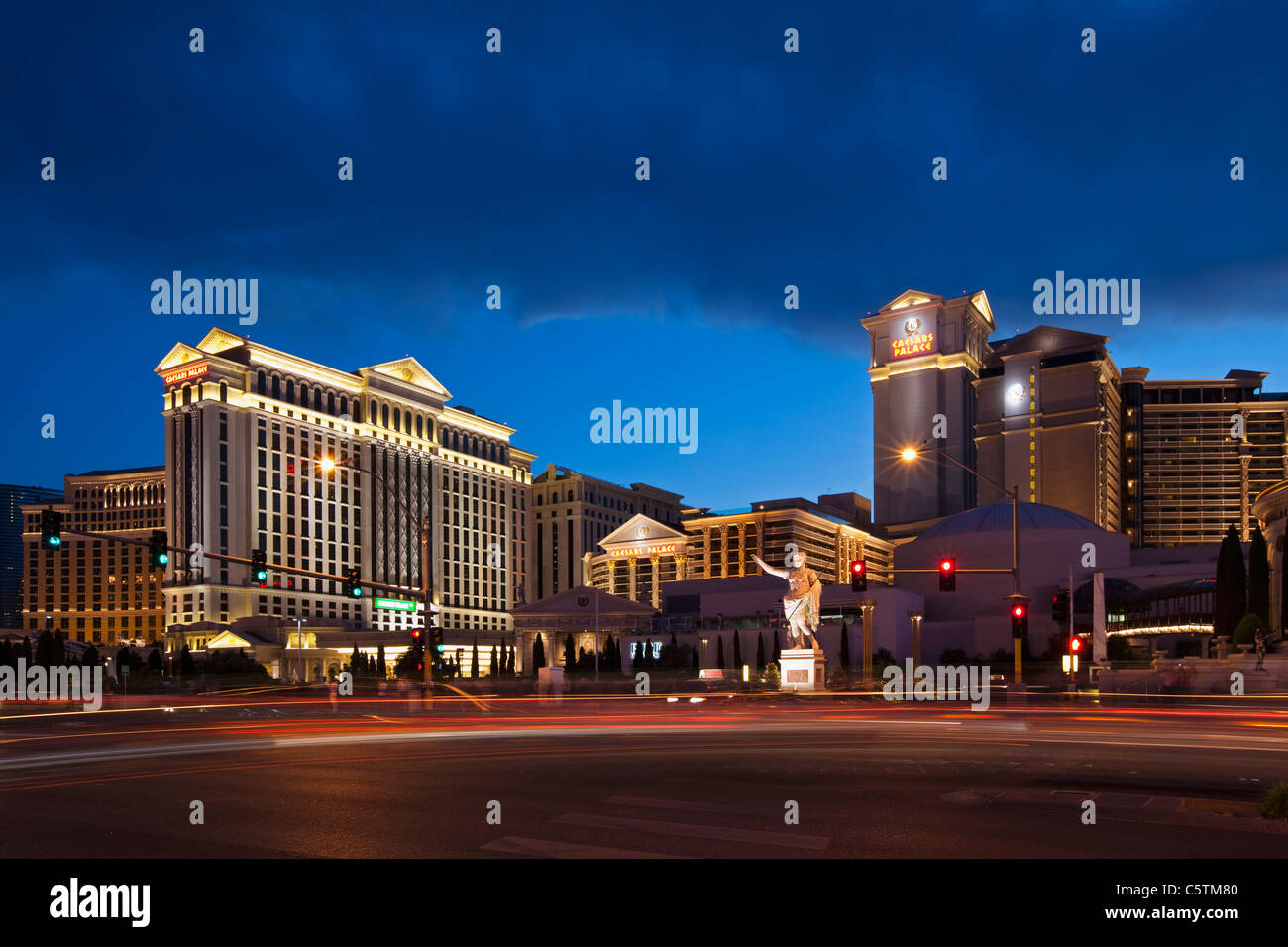 USA, Las Vegas, Caesars Palace in der Nacht Stockfoto
