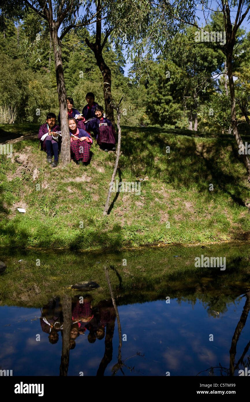 Studenten, posiert für die Kamera innerhalb des Schulcampus in Bhumthang, Choskhor Tal. Bhutan Stockfoto