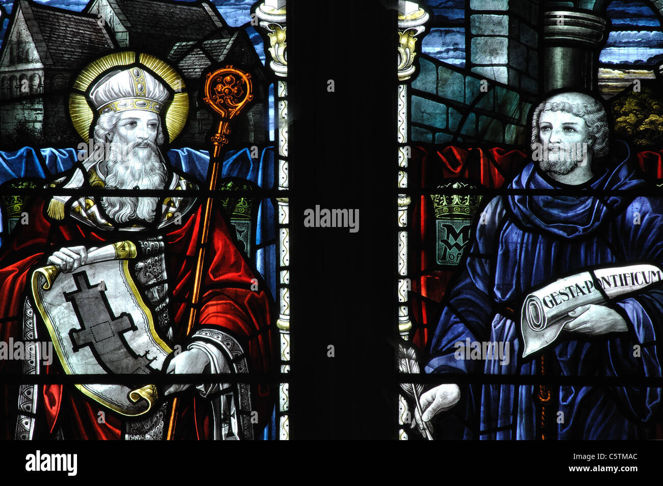 Glasmalerei von St. Aldhelm und William von Malmesbury, Malmesbury Abbey, Wiltshire, England, UK Stockfoto