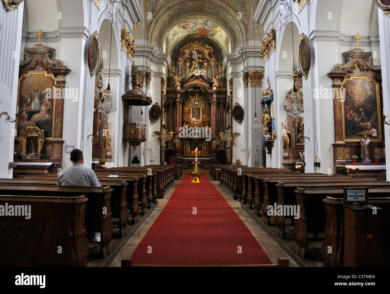 Menschen beten in der Kirche Pew, hintere Ansicht, Mariahilfekirche Kirche, Wien, Austria, Europe Stockfoto