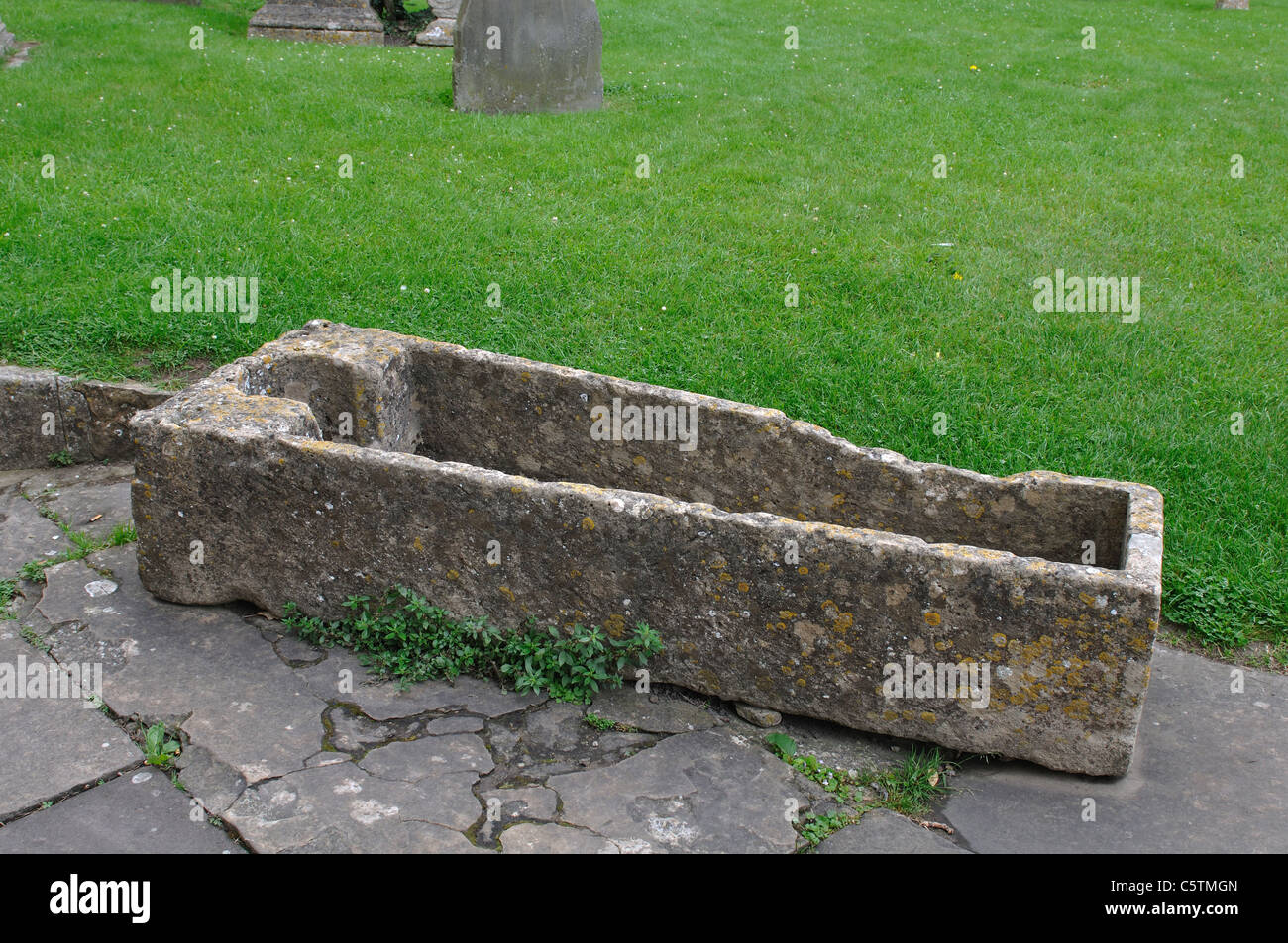 Alte Stein Sarg außerhalb Malmesbury Abbey, Wiltshire, England, UK Stockfoto