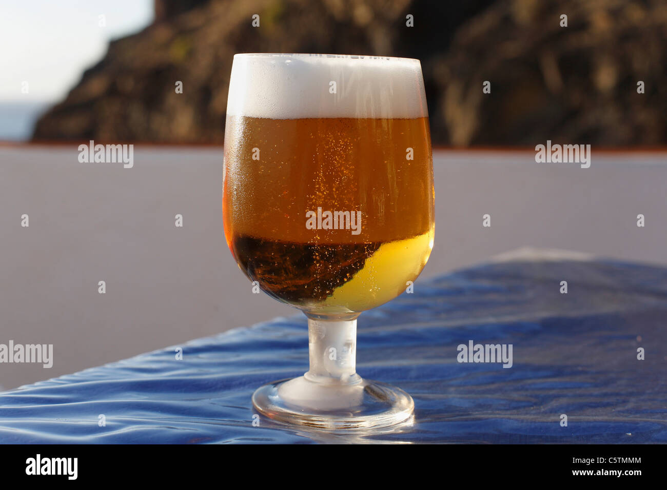 Spanien, Kanarische Inseln, La Gomera, Bierglas mit Bier, Nahaufnahme Stockfoto