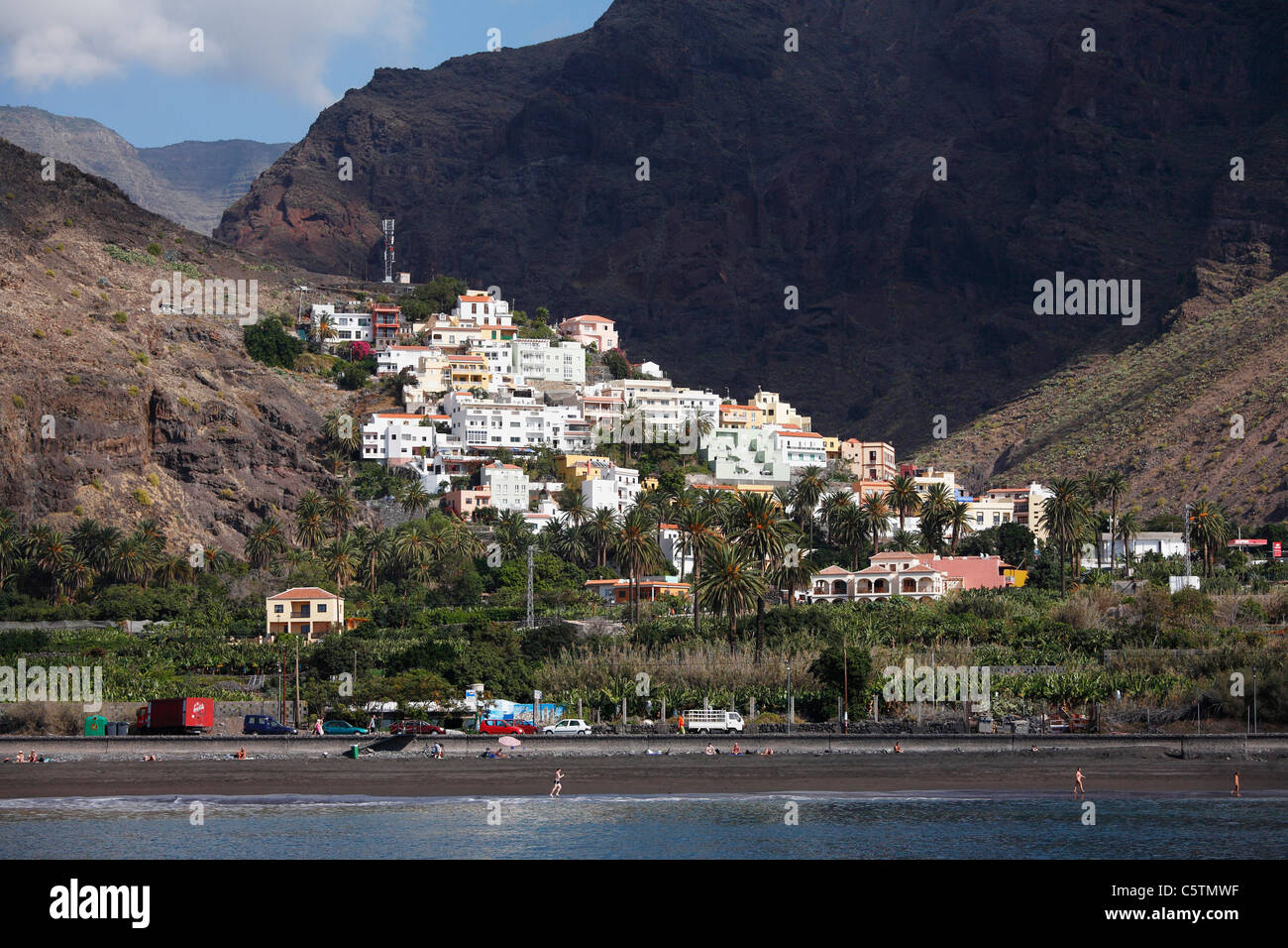 Spanien, Kanarische Inseln, La Gomera, Valle Gran Rey, La Calera, Touristen am Strand mit Bergen Stockfoto