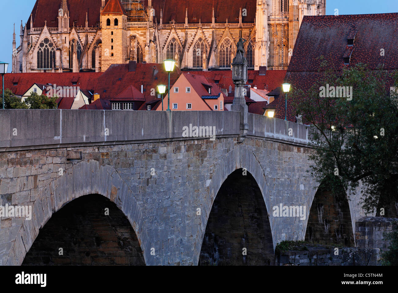 Deutschland, Bayern, Oberpfalz, Regensburg, Blick auf den Dom mit Steinbrücke auf Donau Stockfoto