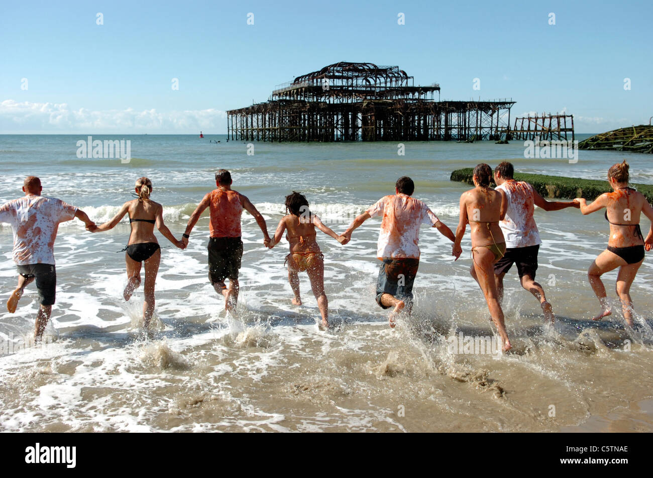 Die Angestellten des Pintxo People Restaurants in Brighton sind nach dem Tomatenkampf 2006 ins Meer gerannt Stockfoto