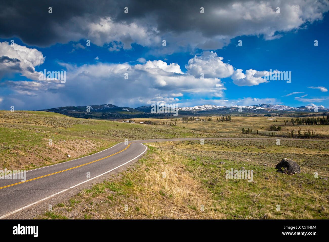 USA, Yellowstone Park, Lamar Valley Deserted Straße Stockfoto