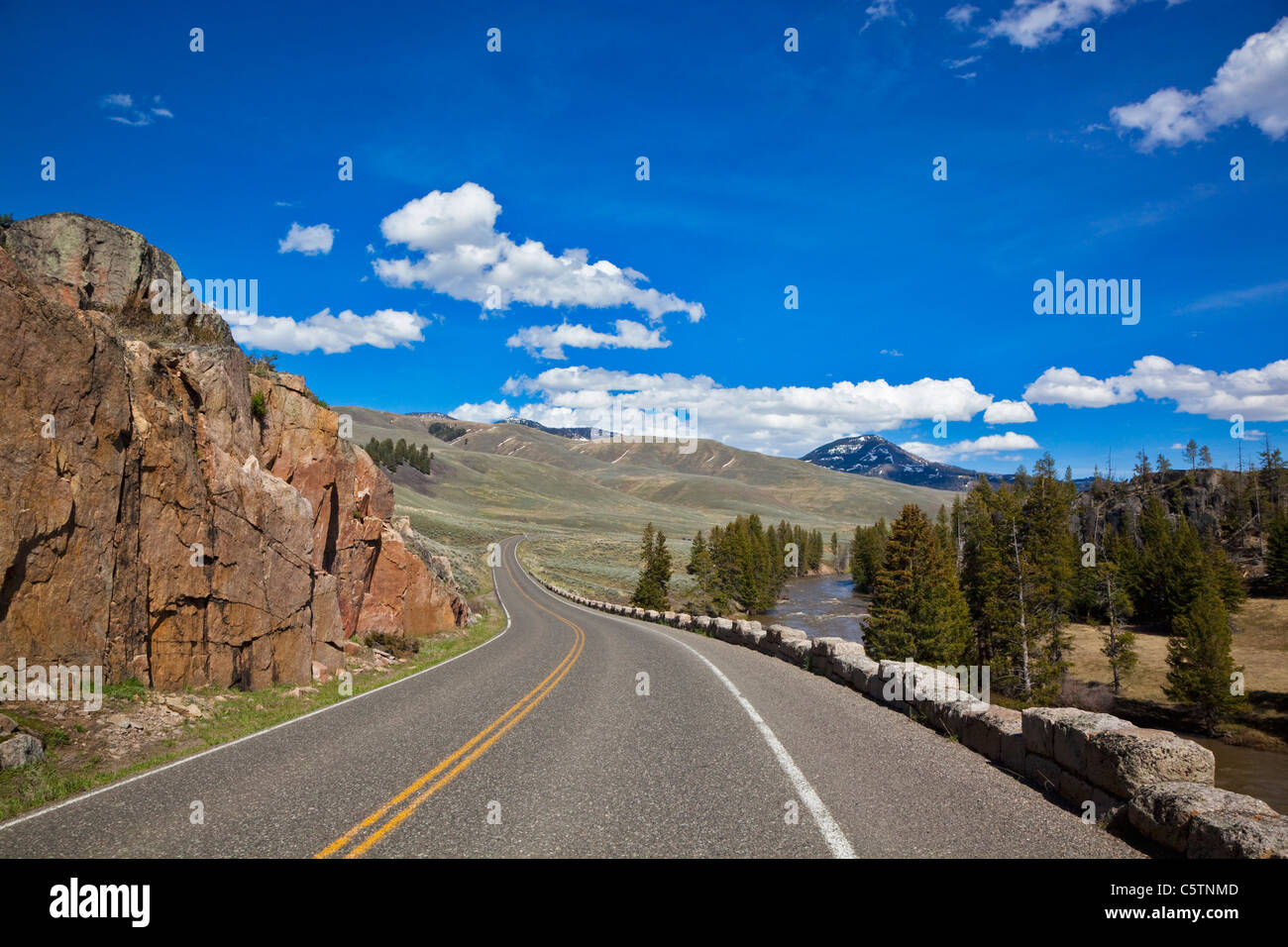 USA, Yellowstone Park, Lamar Valley, verlassene Straße Stockfoto