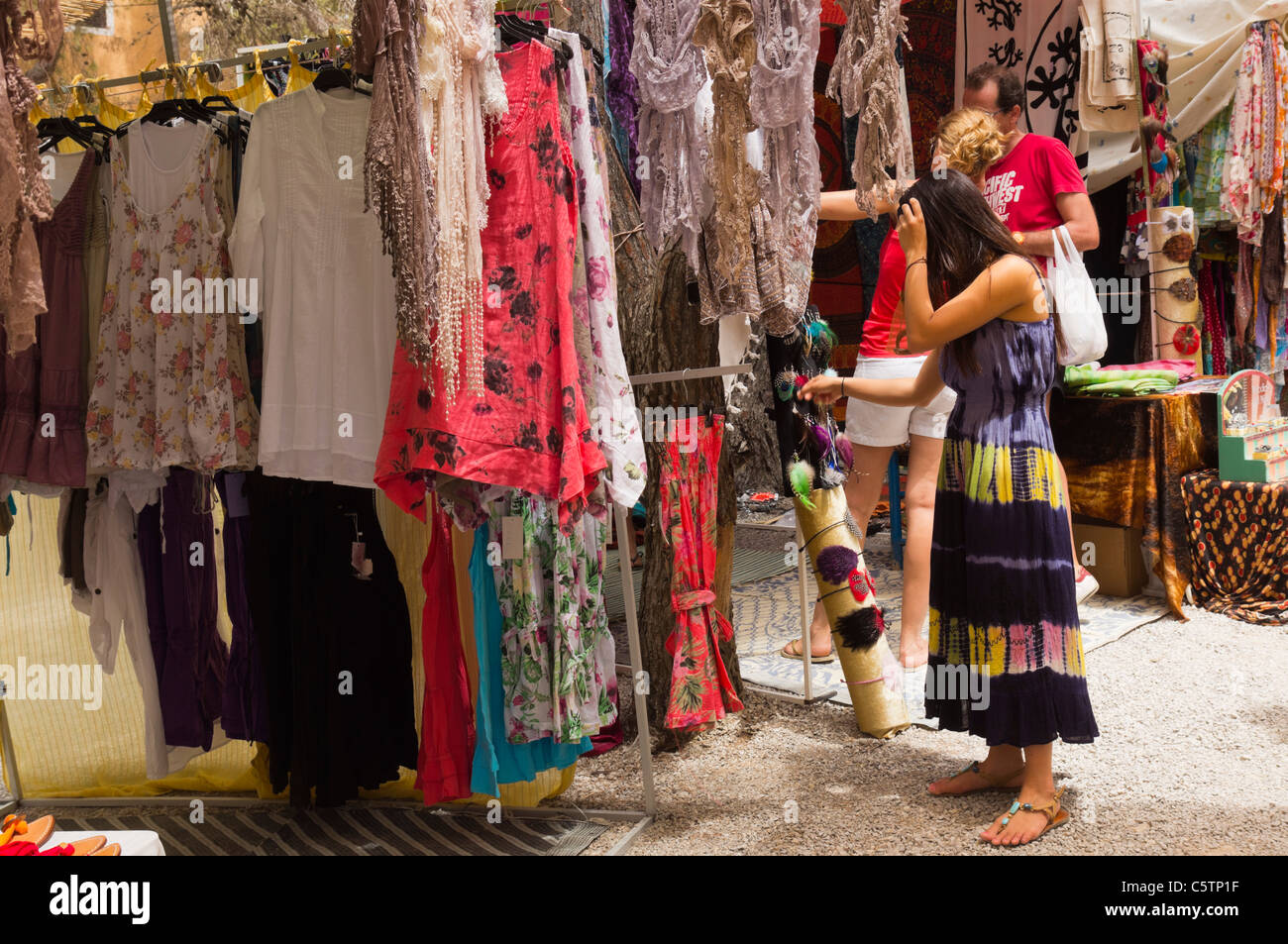 Ibiza, Balearen, Spanien - der Hippiemarkt am Punta Arabi an der Ostküste. Kleider. Stockfoto