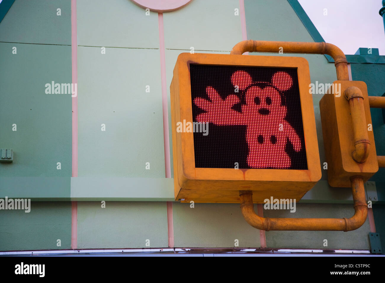 Fußgänger überqueren Schild mit Mickey Mouse Figur Stop go Stockfoto