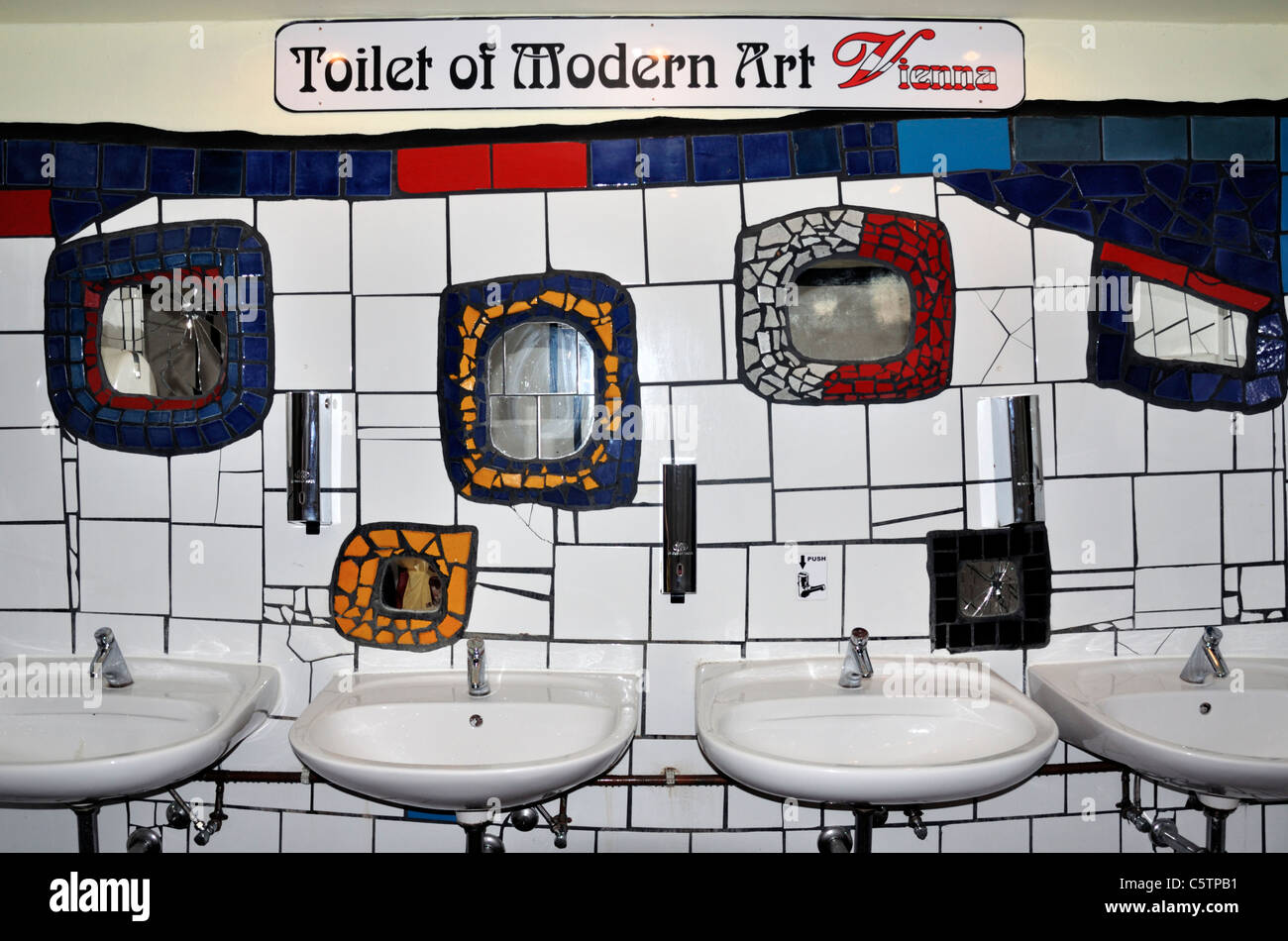 Toilette der modernen Kunst, Friedensreich Hundertwasser, Wien, Österreich, Juni 2011 Stockfoto