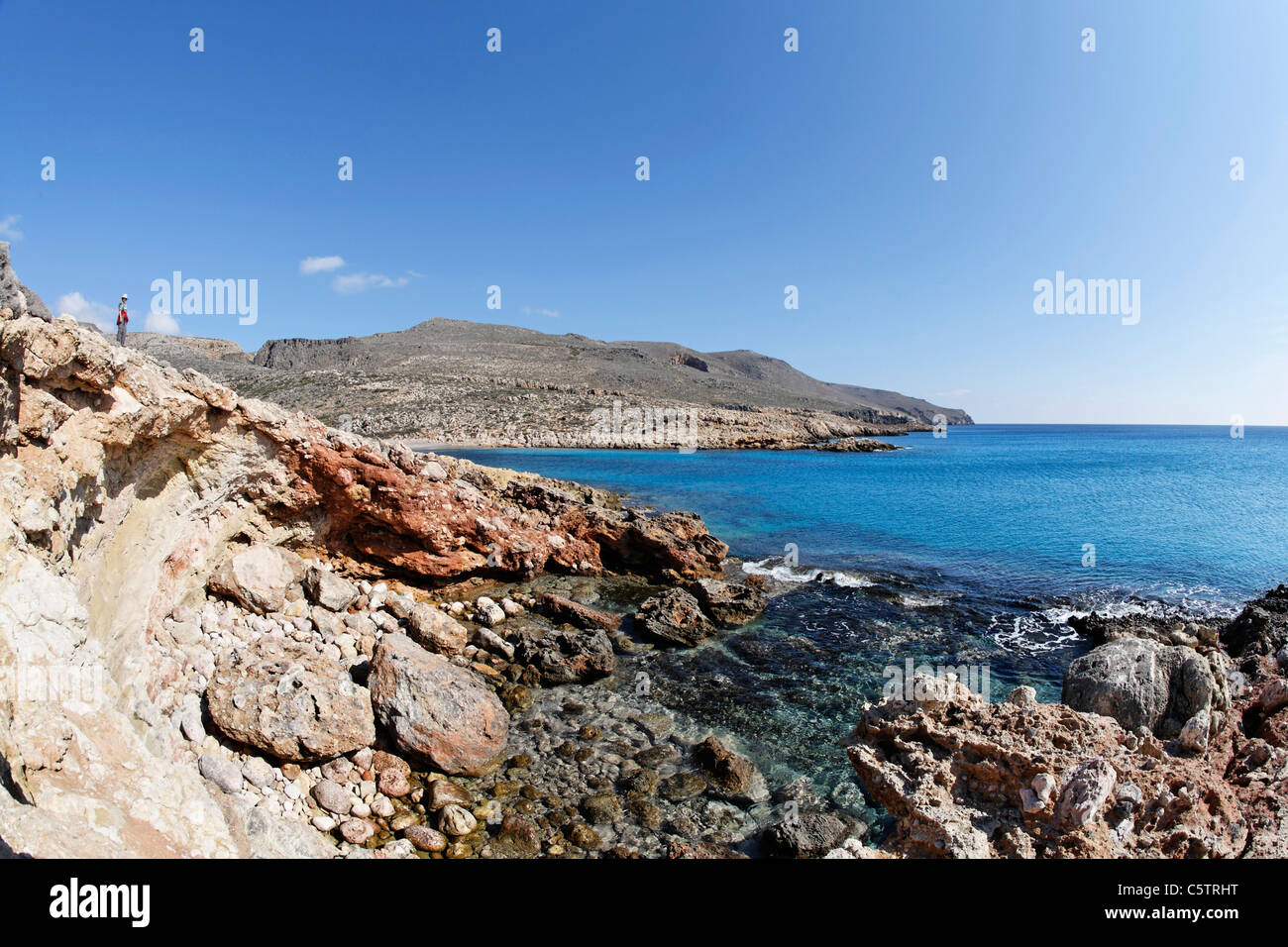 Griechenland, Kreta, Skinias, Blick auf Bucht mit Felsen im Vordergrund Stockfoto
