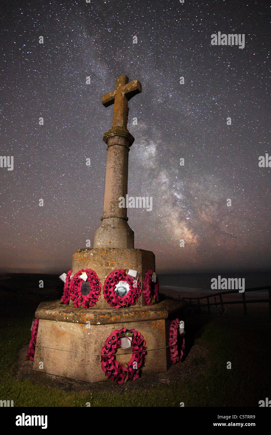 Milky Way - Freshwater West Kriegerdenkmal mit British Legion Poppy Kranz, Pembrokeshire, Wales, UK Stockfoto