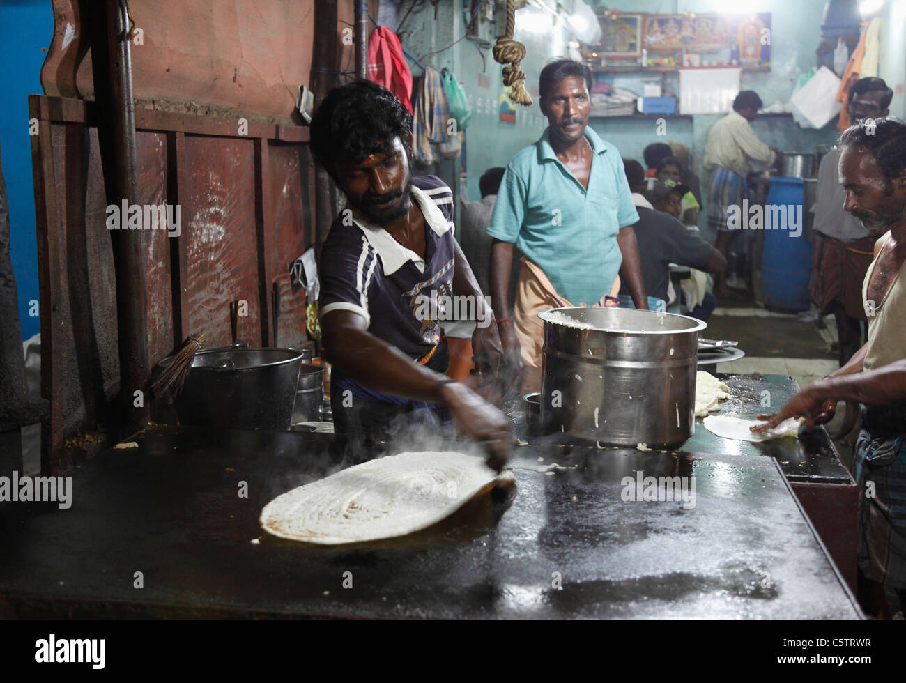 Indien, Süd-Indien, Tamil Nadu, Palani, Mann, Zubereitung von Speisen in Doa Küche Stockfoto