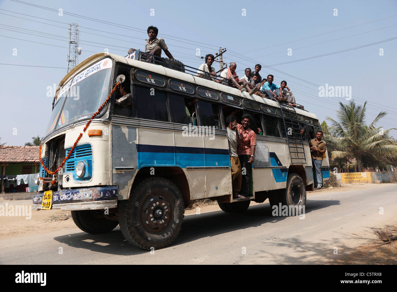 Indien, Süd-Indien, Karnataka, Bus auf der Straße bewegen Stockfoto