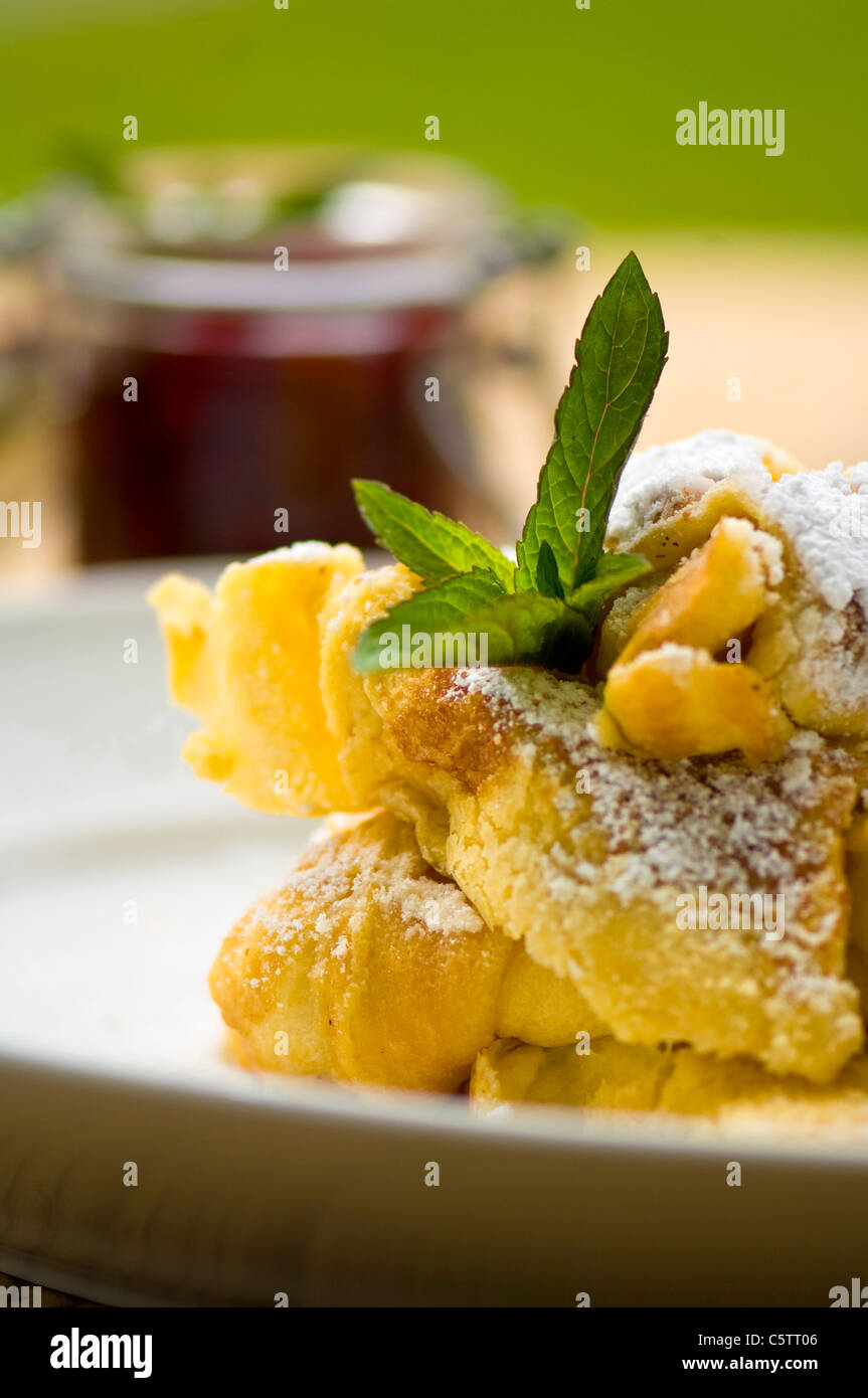 Zerschnittenen Pfannkuchen auf Teller, Nahaufnahme Stockfoto