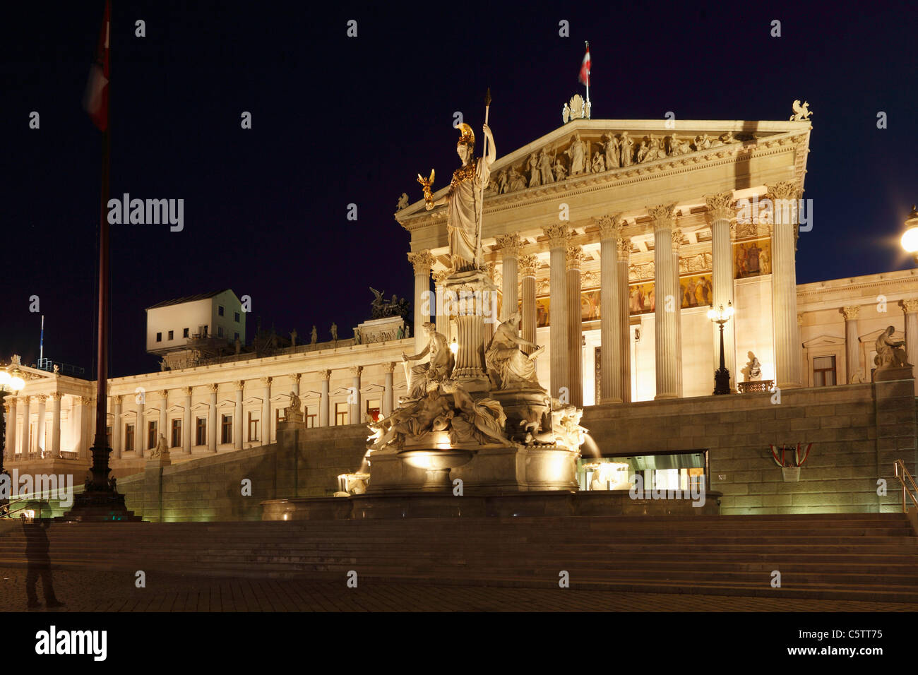 Österreich, Wien, Parlamentsgebäude und Statue der Göttin Pallas Athene Stockfoto