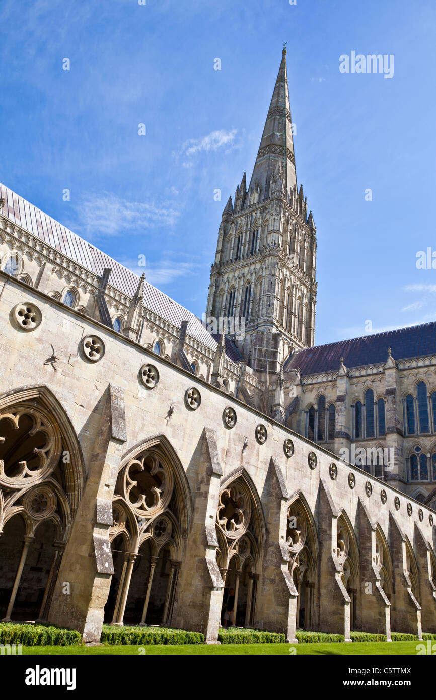 Kathedrale von salisbury und mittelalterlicher Turm Salisbury wiltshire England Großbritannien GB Europa Stockfoto