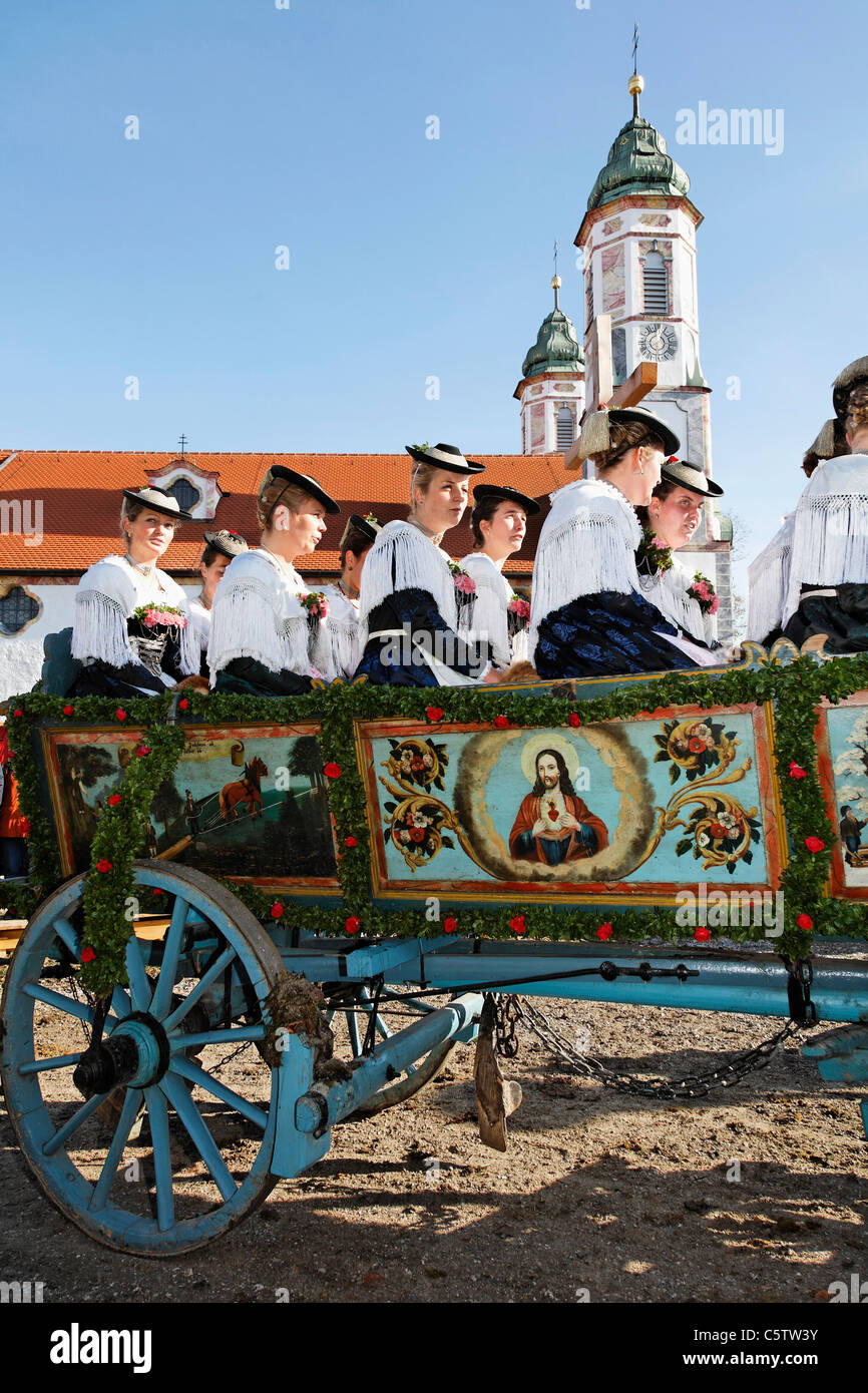 Deutschland, Oberbayern, Bad Tölz, Frauen sitzen in Pferdegespannen an Leonhardi parade Stockfoto