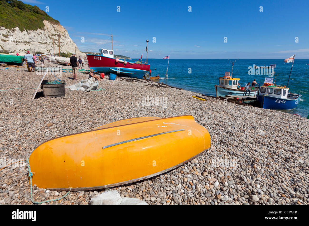 Angelboote/Fischerboote und Tackle Ausrüstung an Bier Strand Devon Jurassic Küste England UK GB EU Europa Stockfoto