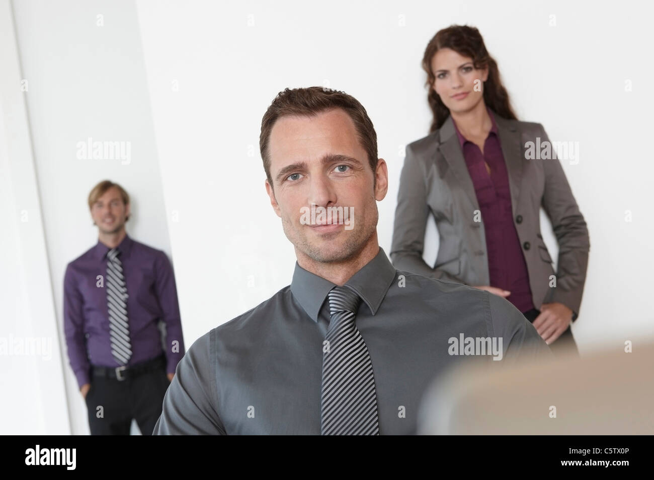 Deutschland, Köln, drei Geschäftsleute im Büro Stockfoto
