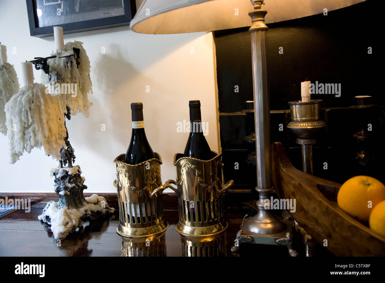 Flaschen, Leuchter, Licht in A Cena Restaurant in Richmond - Twickenham Stockfoto