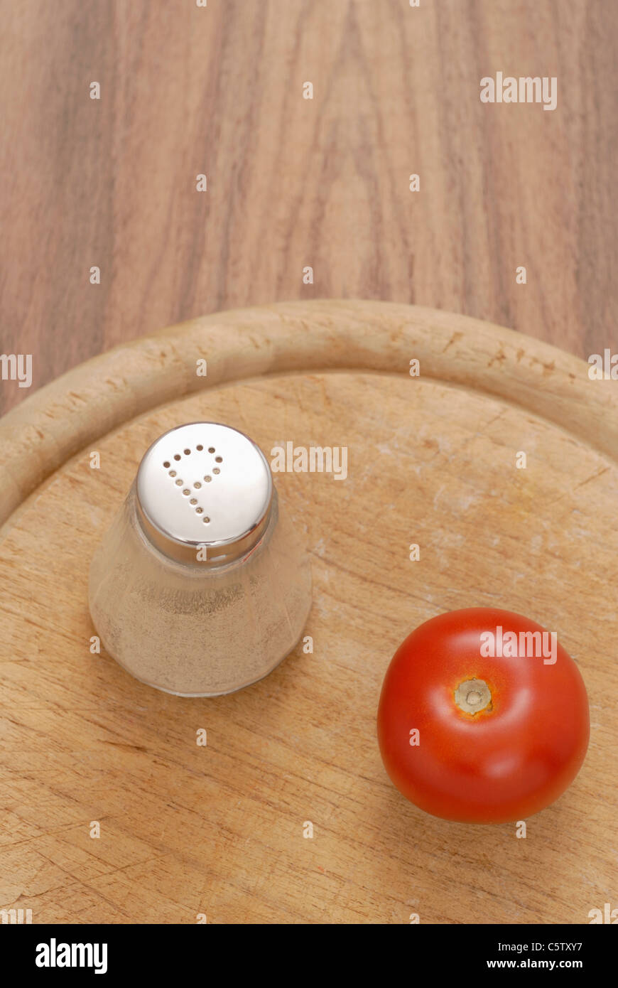Pfeffer, Shaker und Tomate auf Schneidebrett, erhöhten Blick Stockfoto