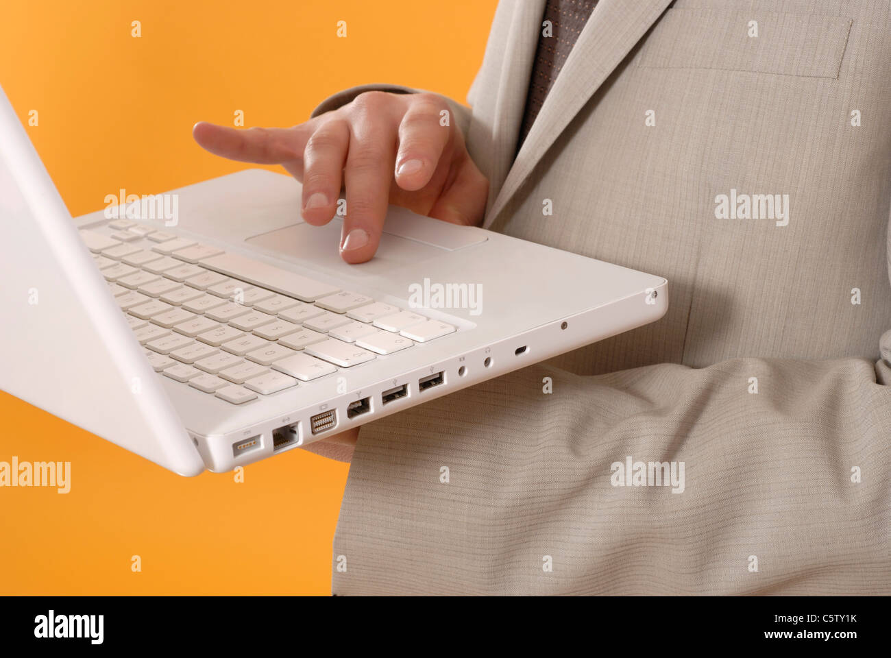 Geschäftsmann mit Laptop, Mittelteil, Nahaufnahme Stockfoto