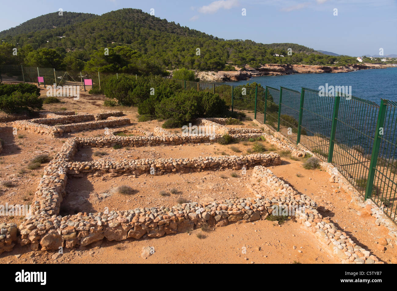 Ibiza, Balearen, Spanien - Sa Caleta, punischen Siedlung archäologische Stätte. Poblat Fenici, phönizische Pueblo Dorf an der Küste. Stockfoto