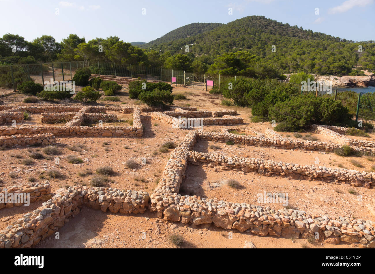 Ibiza, Balearen, Spanien - Sa Caleta, punischen Siedlung archäologische Stätte. Poblat Fenici, phönizische Pueblo Dorf an der Küste. Stockfoto